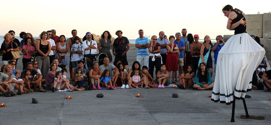 TRAMPOLIERI A LINOSA in Sicilia tutti i momenti dello spettacolo. Fotografie di Giulio Azzarello &copy;2014.