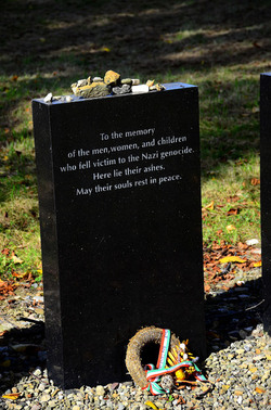 AUSCHHWITZ BIRKENAU le lapidi della memoria. Fotografie di Giulio Azzarello &copy;2016.