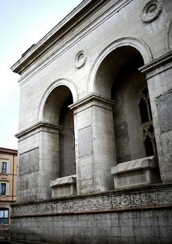TEMPIO MALATESTIANO e SPIAGGIA di Rimini. Fotografie di Giulio Azzarello &copy;2016.