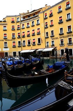 VENEZIA fotografie di Giulio Azzarello &copy;2022.