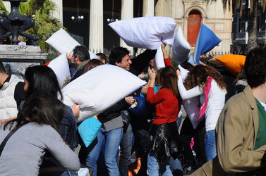 LOTTA DI CUSCINI flash mob fotografie di Giulio Azzarello ©2014. LOTTA DI CUSCINI flash mob fotografie di Giulio Azzarello ©2014.