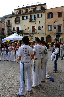 DANZE BRASILIANE E DANZATORI MULTIETNICI a Monreale in Sicilia. Fotografie di Giulio Azzarello &copy;2014.