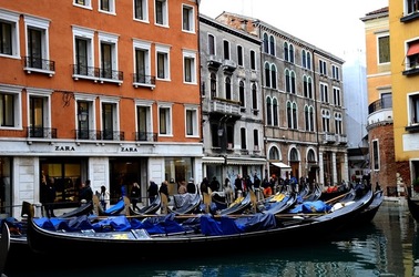 VENEZIA fotografie di Giulio Azzarello &copy;2022.