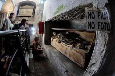 Le CATACOMBE di Palermo documentario film. Fotografie di scena e set di Giulio Azzarello &copy;2014.