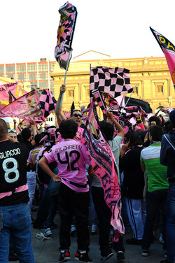 I TIFOSI DEL PALERMO CALCIO in piazza per festeggiare. Fotografie di Giulio Azzarello ©2014. I TIFOSI DEL PALERMO CALCIO in piazza per festeggiare. Fotografie di Giulio Azzarello ©2014.