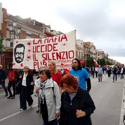 AFROCHE. Fotografie di Giulio Azzarello ©2024. AFROCHE. Fotografie di Giulio Azzarello ©2024.