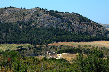 SEGESTA il sito archeologico il teatro greco e l acropoli. Panorami e particolari. Fotografie di Giulio Azzarello &copy;2014.