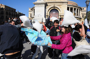 LOTTA DI CUSCINI flash mob fotografie di Giulio Azzarello ©2014. LOTTA DI CUSCINI flash mob fotografie di Giulio Azzarello ©2014.