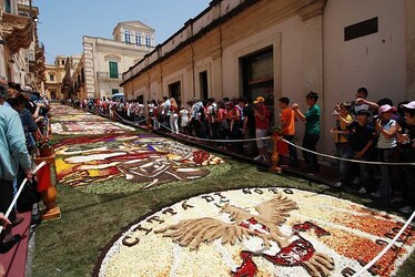 INFIORATA DI NOTO barocca in Sicilia. Fotografie di Giulio Azzarello ©2014. INFIORATA DI NOTO barocca in Sicilia. Fotografie di Giulio Azzarello ©2014.