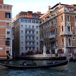 VENEZIA fotografie di Giulio Azzarello &copy;2022.