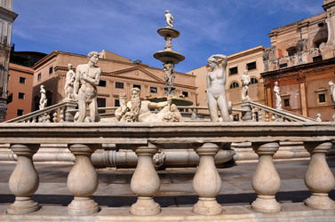 PIAZZA PRETORIA a Palermo panoramiche e particolari. Fotografie di Giulio Azzarello &copy;2014.