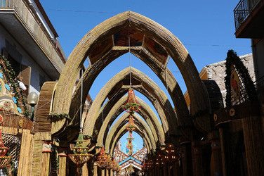 GLI ARCHI DI PASQUA a San Biagio Platani in Sicilia. Fotografie di Giulio Azzarello &copy;2014.