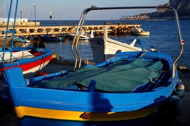 BARCHE. Fotografie di Giulio Azzarello ©2022. BARCHE. Fotografie di Giulio Azzarello ©2022.