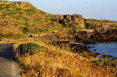 ISOLA DI USTICA la costa. Fotografie di Giulio Azzarello &copy;2016.