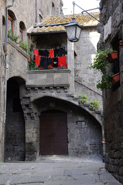 VITERBO e il suo centro storico. Fotografie di Giulio Azzarello &copy;2014.