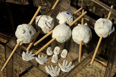 SARA CUTICCHIO e il suo laboratorio per i bambini. Fotografie di Giulio Azzarello &copy;2020.