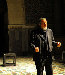 Mimmo Cuticchio in un suo spettacolo. Fotografie di Giulio Azzarello &copy;2017.