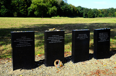 AUSCHHWITZ BIRKENAU le lapidi della memoria. Fotografie di Giulio Azzarello &copy;2016.