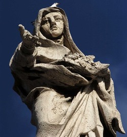 LE SCULTURE DI SAN PIETRO sopra il colonnato a Roma. Fotografie di Giulio Azzarello &copy;2014.