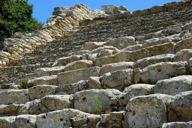 SEGESTA il sito archeologico il teatro greco e l acropoli. Panorami e particolari. Fotografie di Giulio Azzarello &copy;2014.