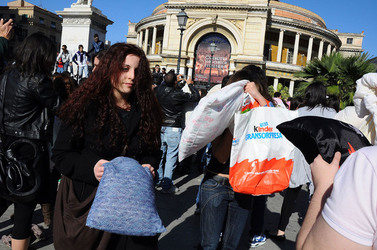 LOTTA DI CUSCINI flash mob fotografie di Giulio Azzarello ©2014. LOTTA DI CUSCINI flash mob fotografie di Giulio Azzarello ©2014.