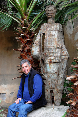 ANGELO DENARO pittore artista siciliano con la sua scultura di ferro. Fotografie di Giulio Azzarello &copy;2014.