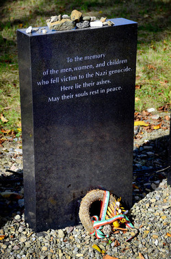 AUSCHHWITZ BIRKENAU le lapidi della memoria. Fotografie di Giulio Azzarello &copy;2016.