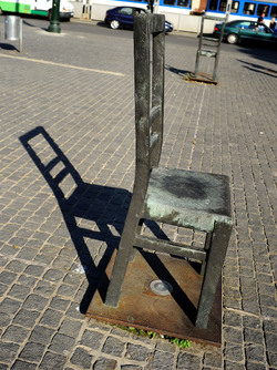 LA SEDIA DELLA MEMORIA nel quartiere ebraico di Cracovia. Fotografie di Giulio Azzarello &copy;2016.