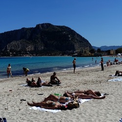 MONDELLO. Fotografie di Giulio Azzarello &copy;2024.