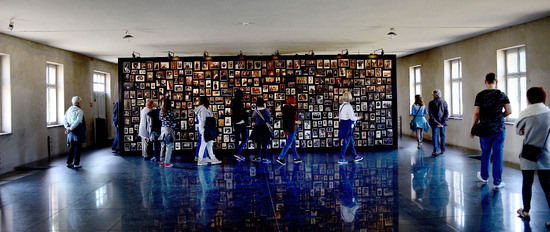 AUSCHWITZ BIRKENAU il percorso della memoria e i documenti. Fotografie di Giulio Azzarello &copy;2016.