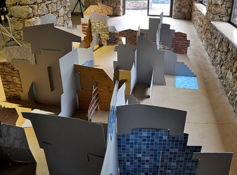 ANNE CLEMENCE de GROLEE e una sua installazione. Fotografie di Giulio Azzarello &copy;2014.