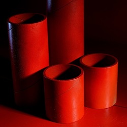 CARTONI ROSSI. Fotografie di Giulio Azzarello &copy;2023.