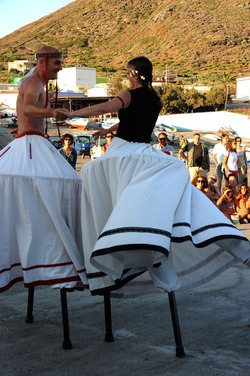 TRAMPOLIERI A LINOSA in Sicilia tutti i momenti dello spettacolo. Fotografie di Giulio Azzarello &copy;2014.