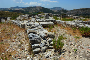 SEGESTA il sito archeologico il teatro greco e l acropoli. Panorami e particolari. Fotografie di Giulio Azzarello &copy;2014.
