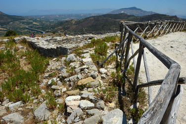 SEGESTA il sito archeologico il teatro greco e l acropoli. Panorami e particolari. Fotografie di Giulio Azzarello &copy;2014.