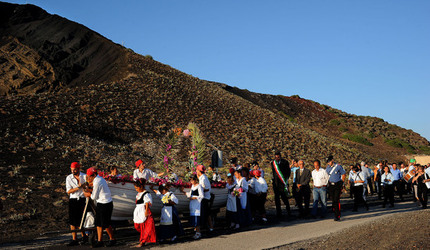 PROCESSIONE RELIGIOSA DEL MARE a Linosa. Fotografie di Giulio Azzarello ©2014. PROCESSIONE RELIGIOSA DEL MARE a Linosa. Fotografie di Giulio Azzarello ©2014.