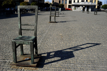 LA SEDIA DELLA MEMORIA nel quartiere ebraico di Cracovia. Fotografie di Giulio Azzarello &copy;2016.