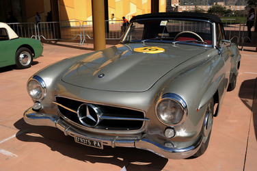 AUTO CLASSICHE ovvero la loro modernit&agrave; in mostra con tanti modelli del passato. Fotografie di Giulio Azzarello &copy;2014.