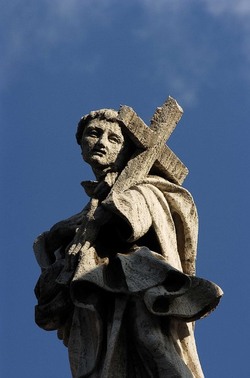 LE SCULTURE DI SAN PIETRO sopra il colonnato a Roma. Fotografie di Giulio Azzarello &copy;2014.