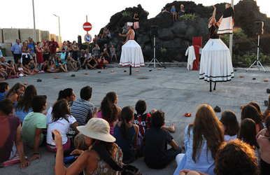 TRAMPOLIERI A LINOSA in Sicilia tutti i momenti dello spettacolo. Fotografie di Giulio Azzarello &copy;2014.