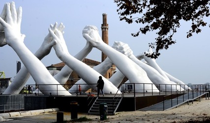 LE MANI DI LORENZO QUENN Biennale di Venezia. Fotografie di Giulio Azzarello &copy;2020.