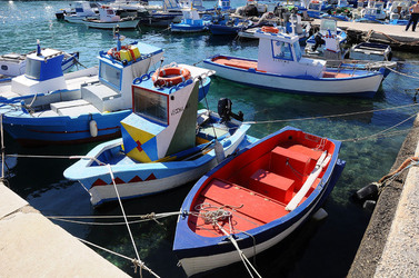 Il PORTO DI FAVIGNANA in Sicilia visioni panoramiche o particolari. Fotografie di Giulio Azzarello &copy;2014.
