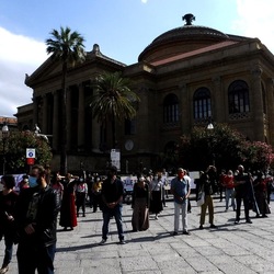 TEATRANTI che manifestano. Fotografie di Giulio Azzarello ©2020. TEATRANTI che manifestano. Fotografie di Giulio Azzarello ©2020.