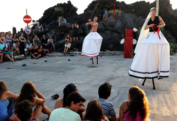 TRAMPOLIERI A LINOSA in Sicilia tutti i momenti dello spettacolo. Fotografie di Giulio Azzarello &copy;2014.