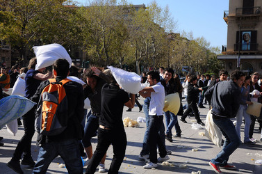 LOTTA DI CUSCINI flash mob fotografie di Giulio Azzarello ©2014. LOTTA DI CUSCINI flash mob fotografie di Giulio Azzarello ©2014.