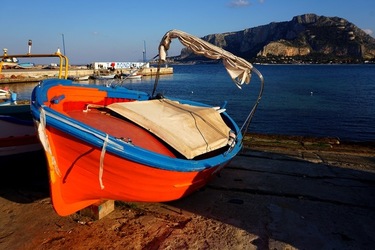 BARCHE. Fotografie di Giulio Azzarello ©2022. BARCHE. Fotografie di Giulio Azzarello ©2022.