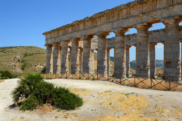 SEGESTA il sito archeologico il teatro greco e l acropoli. Panorami e particolari. Fotografie di Giulio Azzarello &copy;2014.