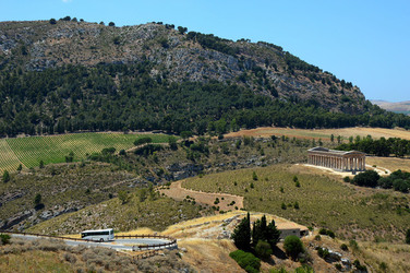 SEGESTA il sito archeologico il teatro greco e l acropoli. Panorami e particolari. Fotografie di Giulio Azzarello &copy;2014.