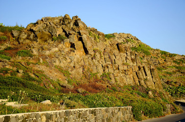 ISOLA DI USTICA la costa. Fotografie di Giulio Azzarello &copy;2016.