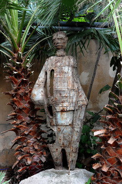 ANGELO DENARO pittore artista siciliano con la sua scultura di ferro. Fotografie di Giulio Azzarello &copy;2014.